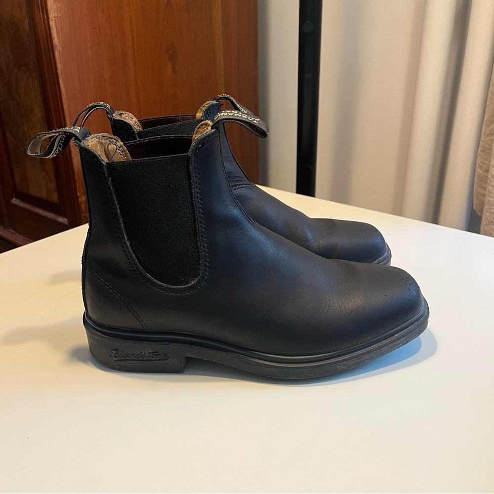 Size 8.5 women’s Blundstone Black Leather dress Boots chisel square toe